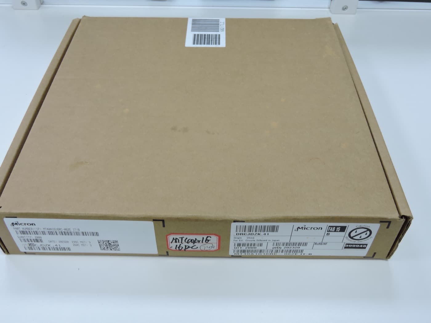 MT40A1G16RC-062E  ITB stock photo 3
